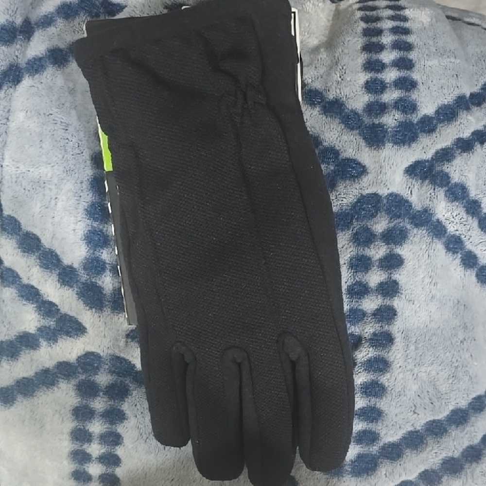 Isotoner Men's Black Active SmartTouch Gloves - Picture 3 of 4
